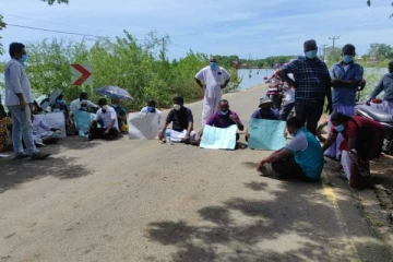 மாற்றுவீதியூடாகச் சென்று நில அளவீடு செய்ய முற்பட்ட அதிகாரிகள்- வீதிமறியல் போராட்டத்தில் மக்கள்!