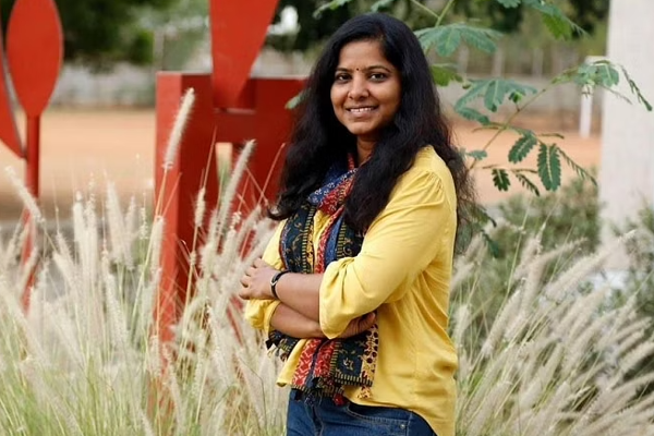 வெளிநாட்டில் வசிக்கும் தமிழ்ப்பெண்ணுக்கு விடாது கருப்பாய் தொடரும் சர்ச்சை! நீதிமன்றம் அதிரடி உத்தரவு | Leena Manimekalai Problems