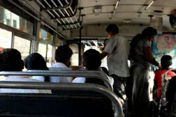 නිවාඩු වුවත් පොදු ප්‍රවාහනයේ දැඩි තදබදයක්