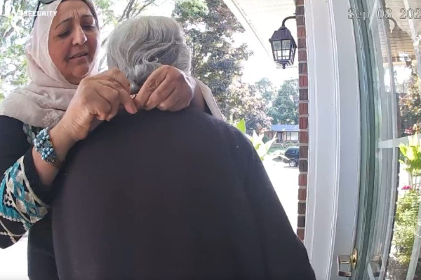 கனடாவில் நூதன முறையில் தங்கச் சங்கிலி திருட்டு | Oorbell Video Captures Suspect Stealing Seniors