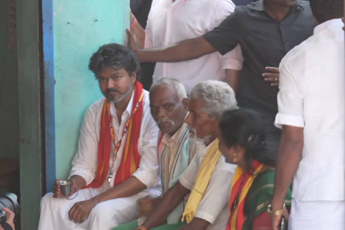 தேநீர் அருந்தியபடியும், ட்ராக்டர் ஓட்டியும் வாக்கு சேகரித்த முதல்வர் விஜய் | Cm Vijay Drives Tractor In Madurantakam