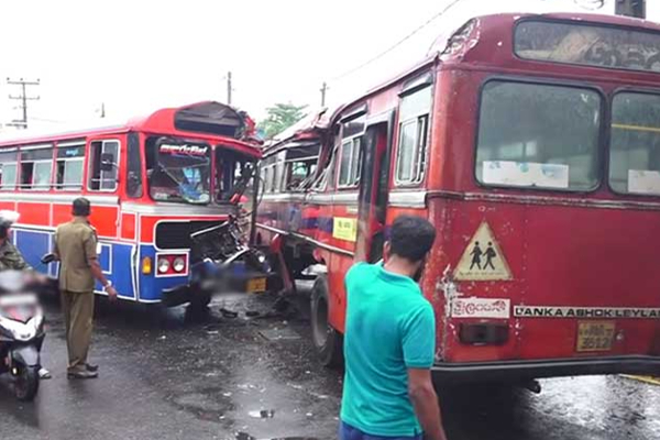 பேருந்துகள் நேருக்கு நேர் மோதி கோர விபத்து: ஒருவர் பலி பலர் காயம் | Two Buses Collide Conductor Killed