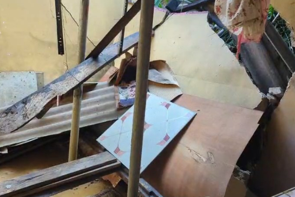 வீட்டின் மேல் சரிந்து விழுந்த மண்மேடு ; உடமைகள் சேதம் | Boulder Falls Onto House Roof Property Damaged