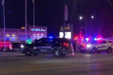 சரமாரியாக சுட்ட துப்பாக்கிதாரி... சிதறி ஓடிய மக்கள்: இரத்தவெள்ளத்தில் உடல்கள்