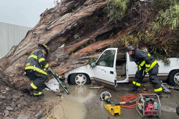 அமெரிக்க மாகாணத்தை தாக்கிய சூறாவளிக்கு ஐவர் பலி! இடிபாடுகளுக்குள் சிக்கியவரை மீட்கும் பரபரப்பு காட்சி