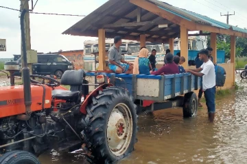 தொடர் மழையால் கிளிநொச்சியில் வெள்ளம் : பொதுமக்கள் பாதிப்பு (Photos)