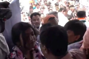 காங்கிரஸ் பொதுக் கூட்டத்தில் பெண் செய்தியாளர் மீது பயங்கர தாக்குதல் - நடந்தது என்ன?