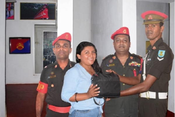 இராணுவ அதிகாரியின் மனிதாபிமான செயலால் நெகிழ்ச்சியடைந்த வெளிநாட்டு சுற்றுலாப்பயணி | Military Officer Makes Foreign Tourist Comfortable