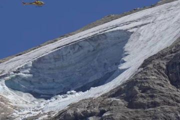 திடீரென சரிந்து விழுந்த பனிப்பாறைகள்: 6 பேருக்கு நேர்ந்த பரிதாபம்