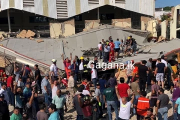 වේදිකාවක් කඩා වැටී 09 දෙනෙකු මිය ගොස් 54 දෙනෙකුට තුවාලයි..