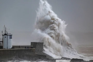 Darragh புயல்: பிரித்தானியாவில் 86,000 வீடுகள் இருளில் மூழ்கின