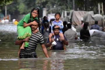 அதி கனமழை எதிரொலி..மக்கள் 2 நாட்களுக்கு தேவையான உணவுப்பொருட்களை இருப்பு வைக்க அறிவுறுத்தல்