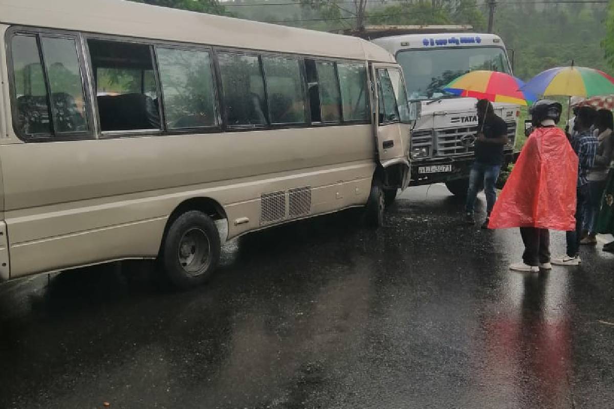 தொடர் கனமழை - பாடசாலை பேருந்து விபத்தில் மாணவன் படுகாயம்...! | Student Seriously Injured In School Bus Accident