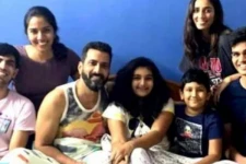 ஜித்தன் ரமேசுக்கு இவ்வளவு பெரிய மகள் இருக்கிறாரா? வெளியான குடும்ப புகைப்படம்
