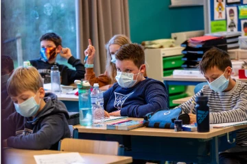 மாஸ்க் அணியாமல்.. பள்ளி ஆசிரியர் செய்த கொடூர செயல்! பதறிப்போன பெற்றோர்கள்