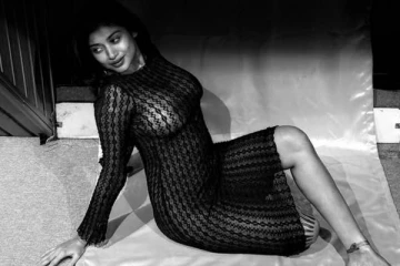 இருட்டு அறையின் பிளாக் & ஒயிட் போட்டோஷூட்!! மிரளவைக்கும் நடிகை ஓவியா..