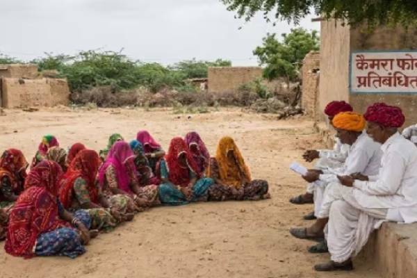 பெண்கள் செல்போன் பயன்படுத்த தடை விதித்த இந்திய கிராமம்.., ஏன் தெரியுமா? | Phone Ban For Women Debated In Jalore Panchayat