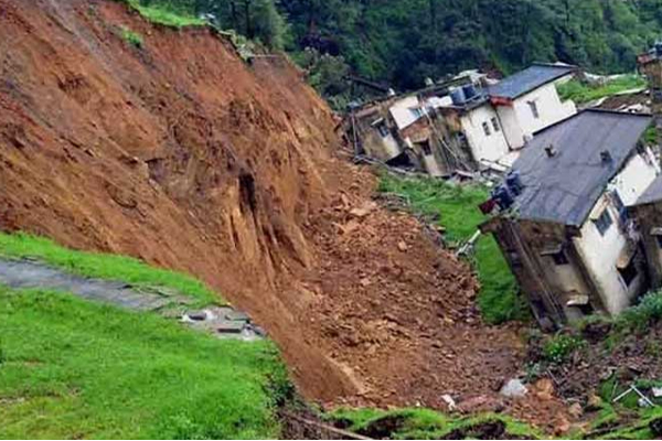 பாடசாலைக்கு விடுமுறை | A School Closes Due To Landslide Risk