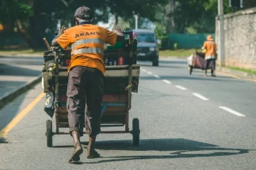 தொழிலாளர் தினத்திலும் பணியாற்றும் சுத்திகரிப்புத் தொழிலாளர்கள்
