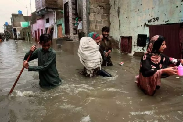பாகிஸ்தானில் வெள்ளம்: 24 மணித்தியாலங்களில் 240 பேர் பலி | Pakistan Floods And Landslides Deaths