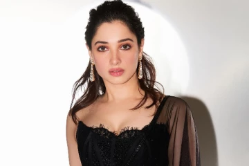 தமன்னாவா இப்படி? விருது விழாவுக்கு கொசுவலை ட்ரெஸ்ஸில் எப்படி வந்திருக்கிறார் பாருங்க