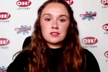 தடுப்பூசி செலுத்தி கொண்டவர்களுக்கு   பரிசு; ஒரு மில்லியன் டாலர் வென்ற இளம் பெண்