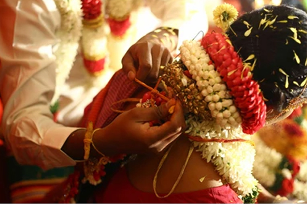 பெண்கள் கோபத்தில் இதனை ஒருபோதும் செய்யக்கூடாது; குடும்பத்துக்கே ஆபத்தாம்! | Dosha Caused By Throwing Mangalya In Anger