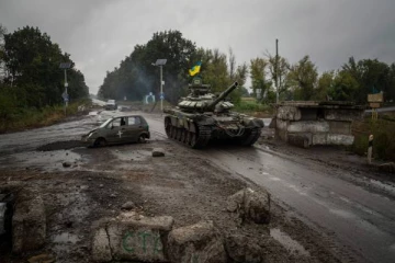 ட்ரோனை பயன்படுத்தி வெடிகுண்டு வீசி ரஷ்ய வீரரை தாக்கிய உக்ரைன்!