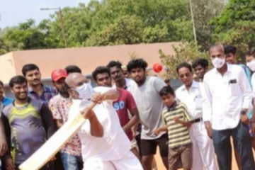 சிக்ஸர் அடித்து வாக்கு சேகரித்த அமைச்சர் யார் தெரியுமா?