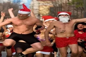 மேலாடையின்றி ஓடிய ஆண்கள் : வியந்து பார்த்த சுற்றுலா பயணிகள்