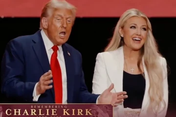 நினைவேந்தலில் சார்லி கிர்க் மனைவி அருகில் நடனமாடிய டிரம்ப்!