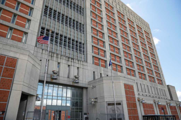 මධුරො සහ සිලියා රඳවාගෙන සිටිනා "Hell on Earth" කියලා හඳුන්වෙන මෙට්‍රොපොලිටන් රැඳවුම් මධ්‍යස්ථානය ගැන දැනගන්න.. | Inside Detention Center Holding Maduro Celia