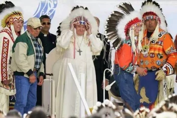 போப் ஆண்டவருக்கு கிரீடம் அணிவித்த பழங்குடி மக்கள்