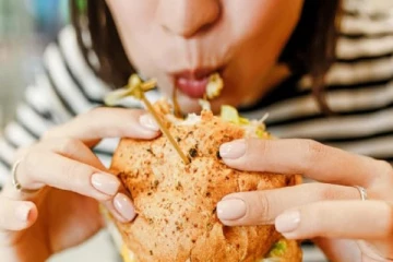 மாதவிடாய் காலத்தில் இதை சாப்பிட்டால் நிச்சயம் ஆபத்து! ஏன் தெரியுமா?