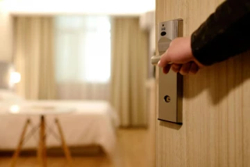 விருந்தாளிகள் அவமானப்படுத்தும் வித்தியாசமான ஹோட்டல்- அறை வாடகை எவ்வளவு தெரியுமா?