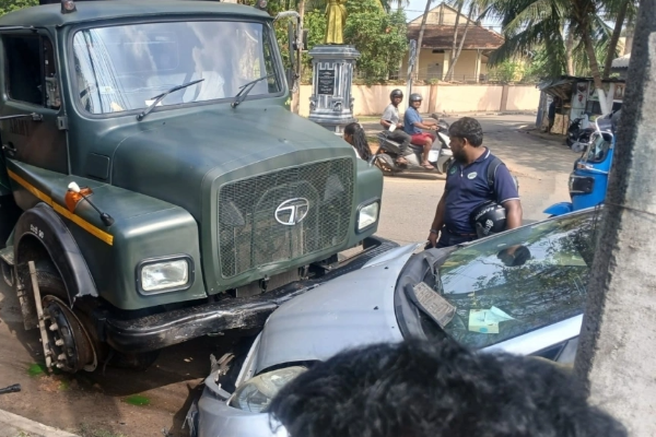 யாழில் இராணுவ வாகனமும் , காரும் நேருக்கு நேர் மோதி கோர விபத்து | Horrific Accident Occurred In Jaffna Army Vehicle