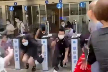 மருத்துவமனையில்  மருத்துவர்களையும் நோயாளிகளையும் ஓடவிட்ட மர்ம நபர்!