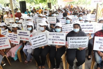 உக்ரைனில் பயின்ற மாணவர்கள் - சென்னையில் கவன ஈர்ப்பு ஆர்ப்பாட்டம்..!