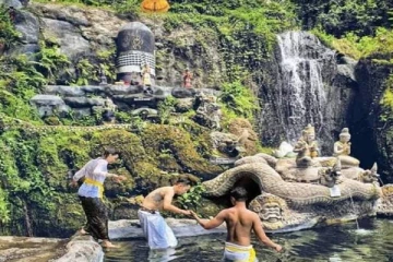 வெளிநாடொன்றில் நீர்வீழ்ச்சிக்கு அருகே கம்பீரமாக காட்சியளிக்கும் இந்து கடவுள்கள்! (Photos)