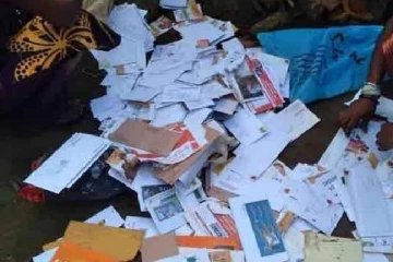 ஒருமாதமாக பொதுமக்களின்  கடிதங்களை தன் வசம் வைத்திருந்த தபால் ஊழியர் ; அதிரடி நடவடிக்கை எடுத்த நிர்வாகம்