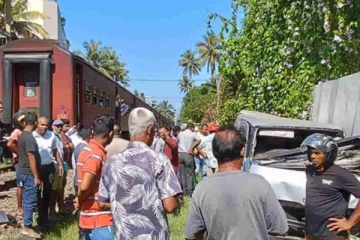 ரயில் கடவையில் விபத்து; புகையிரதத்துடன் மோதிய வேன்