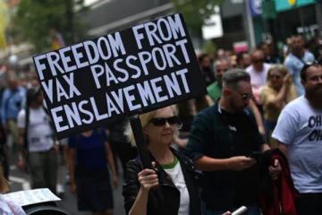 ஊரடங்கு கட்டுப்பாடுகளை எதிர்த்து லண்டனில் போராட்டத்தில் ஈடுபட்ட மக்கள்!