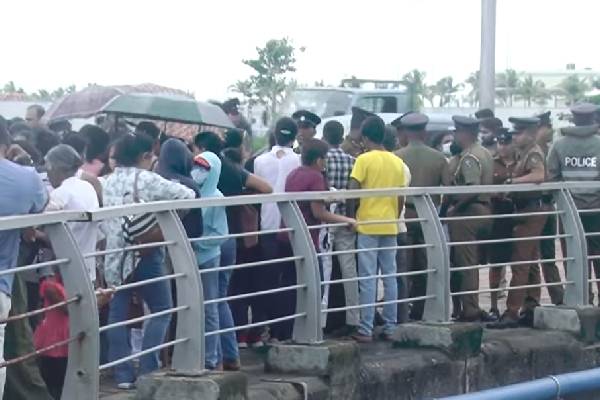 ஜனாதிபதி அலுவலகத்திற்கு முன் பரபரப்பு : ஒன்று கூடிய பொலிஸாரின் குடும்ப உறுப்பினர்கள் | Polise ஜனாதிபதி அலுவலகத்திற்கு முன் பரபரப்பு : ஒன்று கூடிய பொலிஸாரின் குடும்ப உறுப்பினர்கள் | Polise