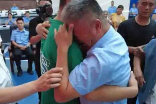 12 வயதில் கடத்தப்பட்ட மகனை தேடி 24 ஆண்டு பயணம்! இறுதியில் தந்தையின் பாசப்போராட்டம் ஜெயித்ததா? | Father Find Out The Son After 24 Years In China 12 வயதில் கடத்தப்பட்ட மகனை தேடி 24 ஆண்டு பயணம்! இறுதியில் தந்தையின் பாசப்போராட்டம் ஜெயித்ததா? | Father Find Out The Son After 24 Years In China