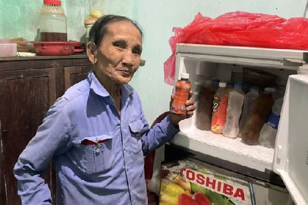 50 ஆண்டுகளாக தண்ணீர், குளிர் பானங்களை மட்டும் குடித்து வாழும் அதிசய மூதாட்டி! | 75 Years Old Lady Drinking Water Cold Drinks