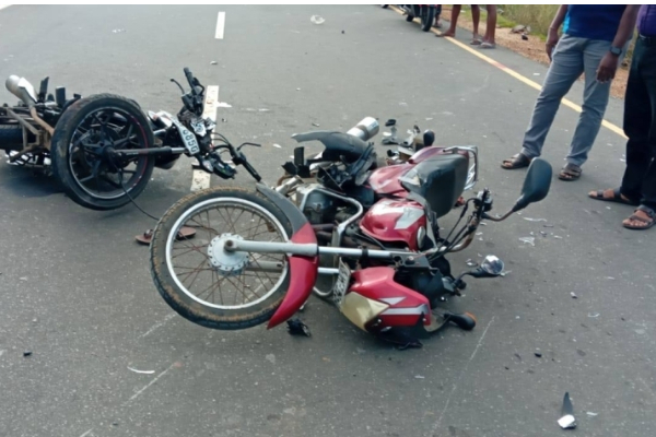 யாழில் இன்று இடம்பெற்ற கோர விபத்து; அரச உத்தியோகஸ்தர்களுக்கு நேர்ந்த கதி | Bike Accident That Took Place In Jaffna Today யாழில் இன்று இடம்பெற்ற கோர விபத்து; அரச உத்தியோகஸ்தர்களுக்கு நேர்ந்த கதி | Bike Accident That Took Place In Jaffna Today