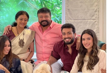 இவர் தான் காளிதாஸ் ஜெயராமின் காதலியா? குடும்பத்துடன் இருக்கும் போட்டோ வைரல்