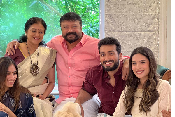 இவர் தான் காளிதாஸ் ஜெயராமின் காதலியா? குடும்பத்துடன் இருக்கும் போட்டோ வைரல்