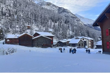 கடும் பனிப்பொழிவு காரணமாக அச்சத்தில் கடைகளை காலி செய்துவரும் சுவிஸ் மக்கள்