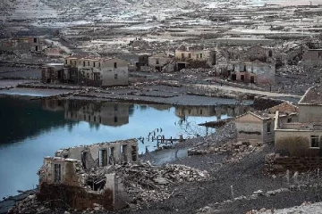 வெள்ளத்தில் மொத்தமாக மூழ்கிய கிராமம்: 30 ஆண்டுகளுக்கு பிறகு வெளியே தெரிந்த காட்சி